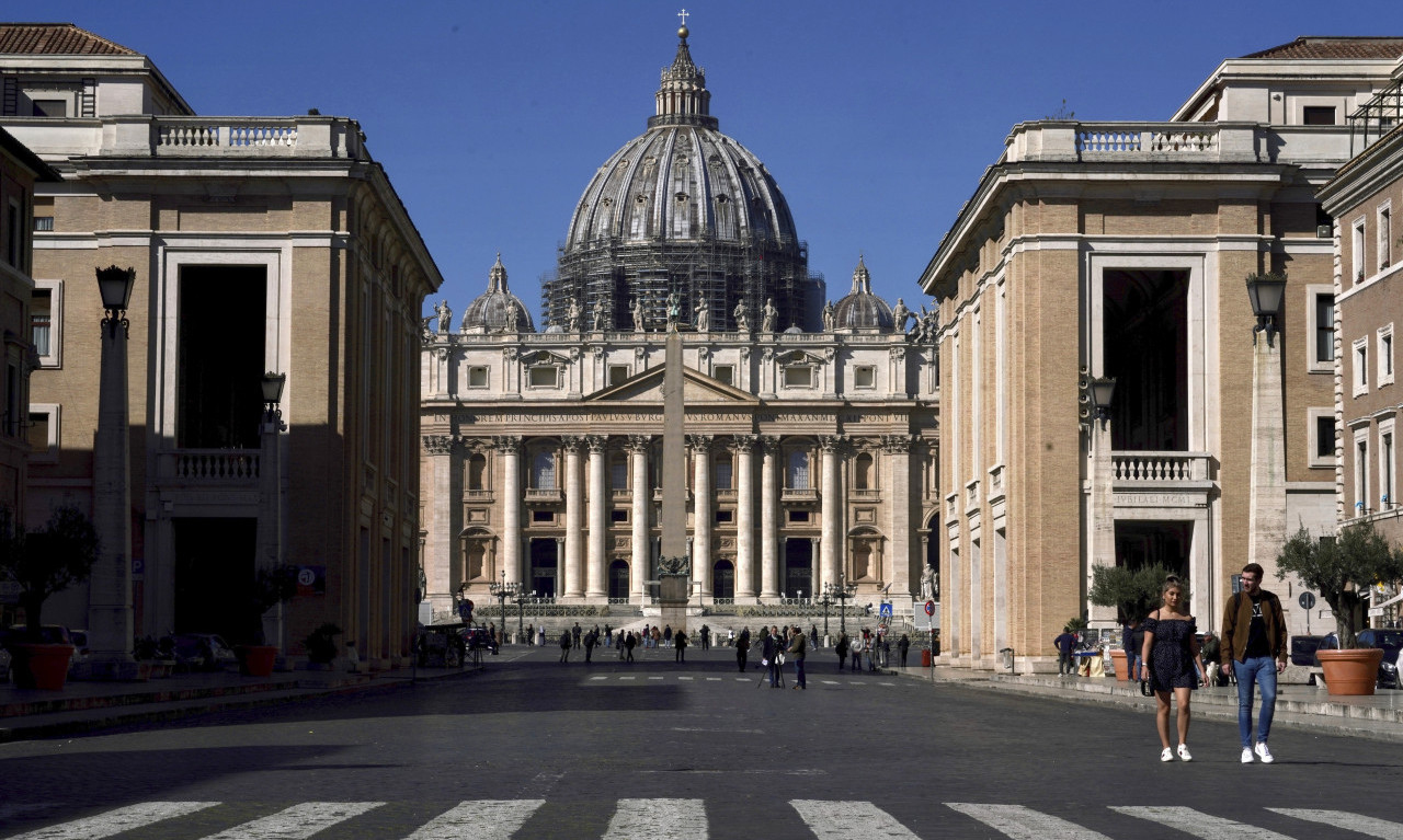 Vatikan bi da SEDI NA DVE STOLICE: TRANSRODNE OSOBE mogu da se KRSTE ili budu KUMOVI u rimokatoličkim crkvama, ali...