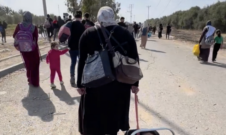 Video od kojeg je ZANEMEO CEO SVET: Majka iz Gaze je 14 kilometara vukla DECU u autosedištima BEŽEĆI OD GRANATA