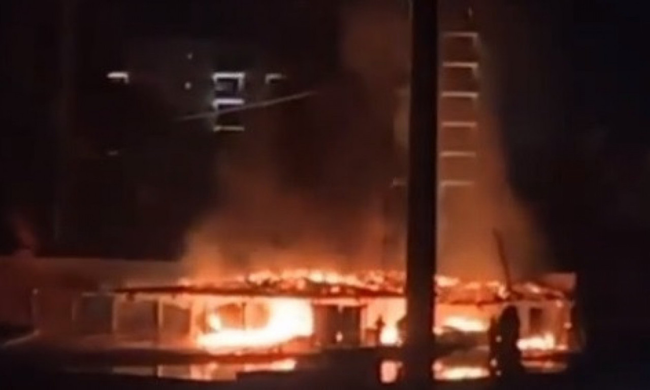 Akva Park u PLAMENU: Veliki požar u Jagodini, čule se DETONACIJE