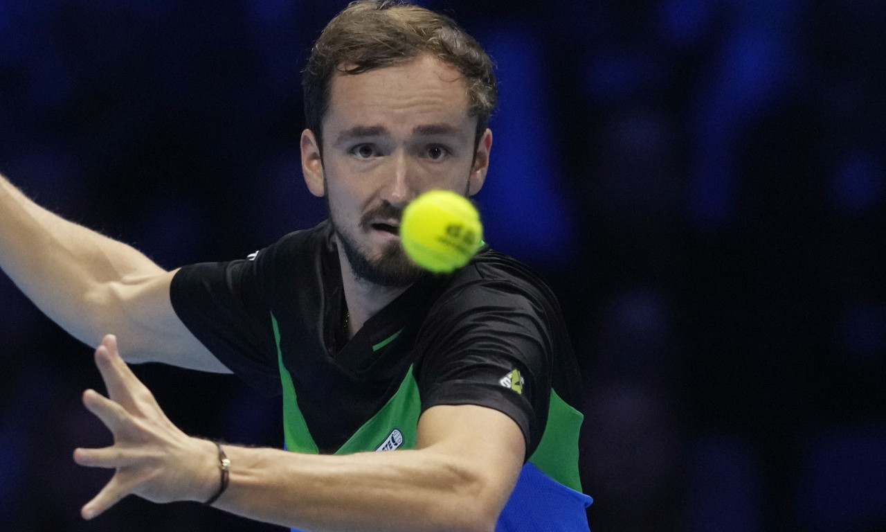 LUDNICA U NJUJORKU Medvedev divljao po terenu, ali izgubio na kraju (VIDEO)