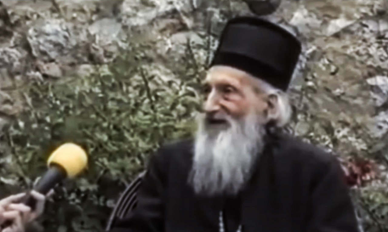 PATRIJARH PAVLE JE UTEHA MNOGIMA, A NAJVIŠE MALOM UROŠU Pogledajte kako se moli nad njegovim grobom (FOTO)