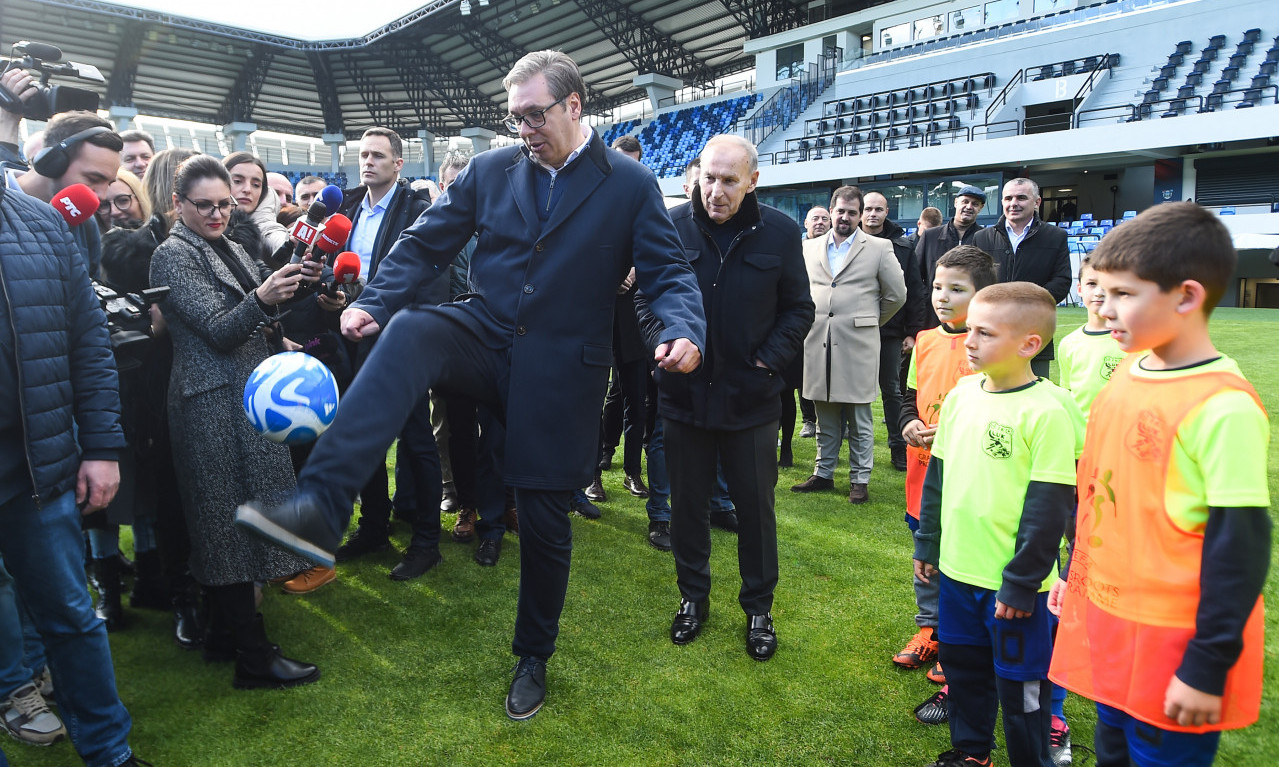 Vučić UŽIVAO SA MALIŠANIMA na novom STADIONU: Od najmlađih fudbalera dobio NEODOLJIV POKLON