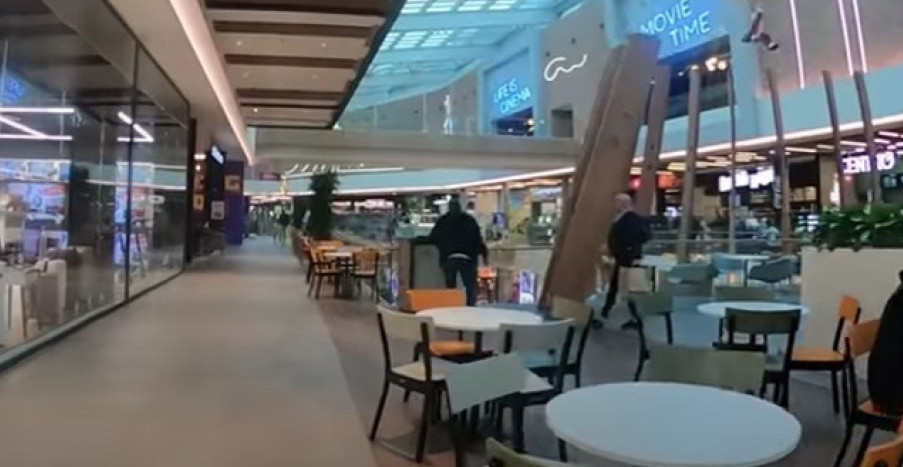 HOROR U TRŽNOM CENTRU U BEOGRADU  Mladić skočio sa terase poslednjeg sprata