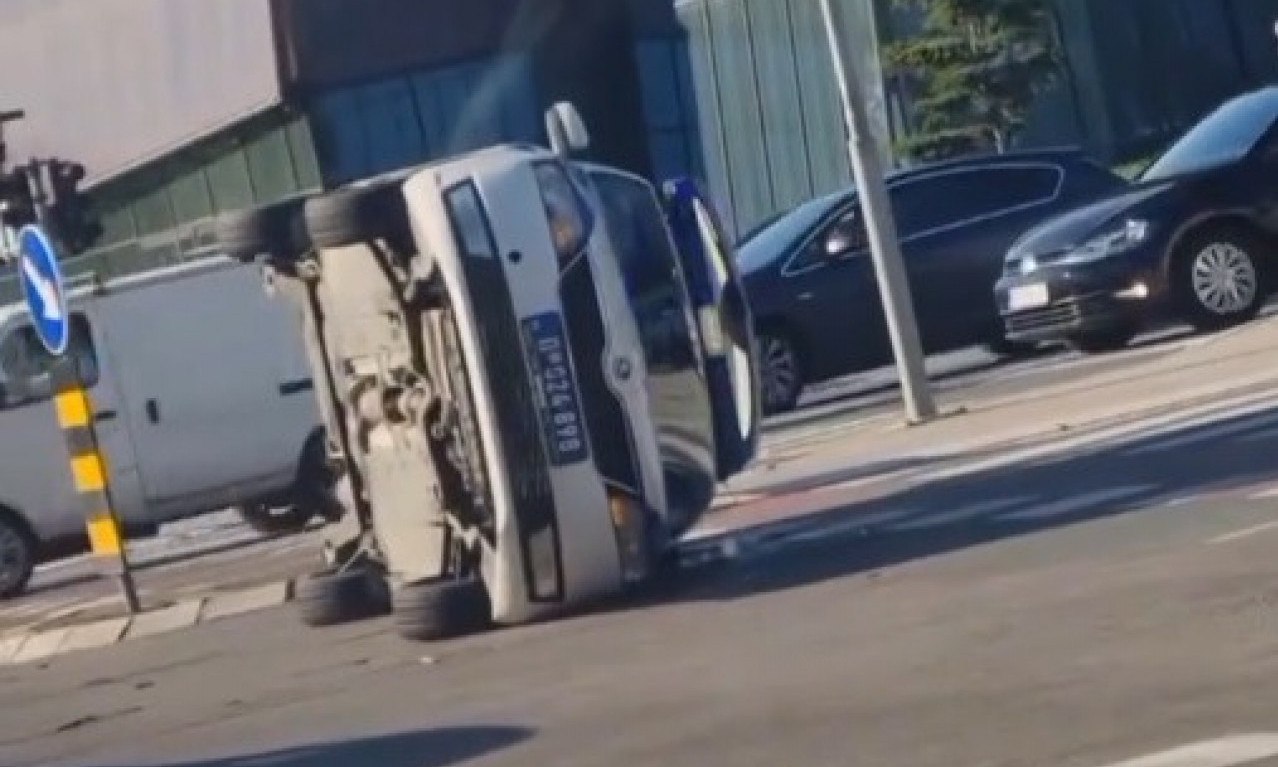 NESREĆA na Novom Beogradu: Prevrnut POLICIJSKI automobil NASRED RASKRSNICE (VIDEO)