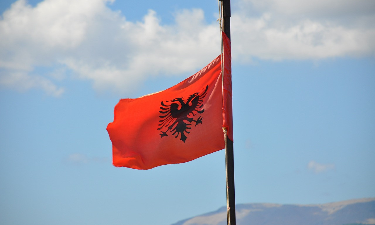 Na manastir okačio ZASTAVU ALBANIJE: Uhapšen muškarac u Severnoj Makedoniji