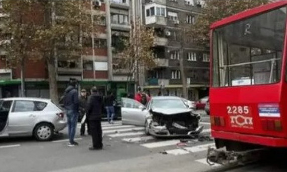 Saobraćajna nesreća KOD MAŠINSKOG FAKULTETA: Sudar više automobila i tramvaja