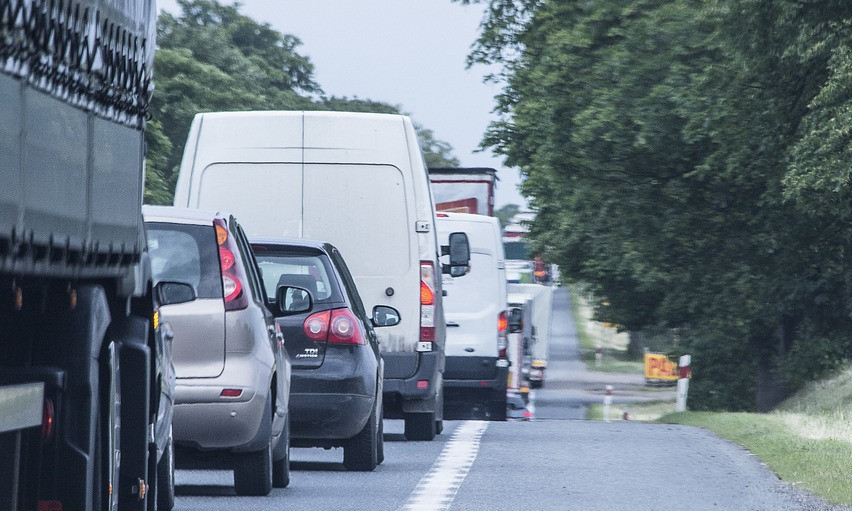 POČELE SU PRAZNIČNE GUŽVE Stvara se "špic" širom Srbije! AMSS uputio apel vozačima