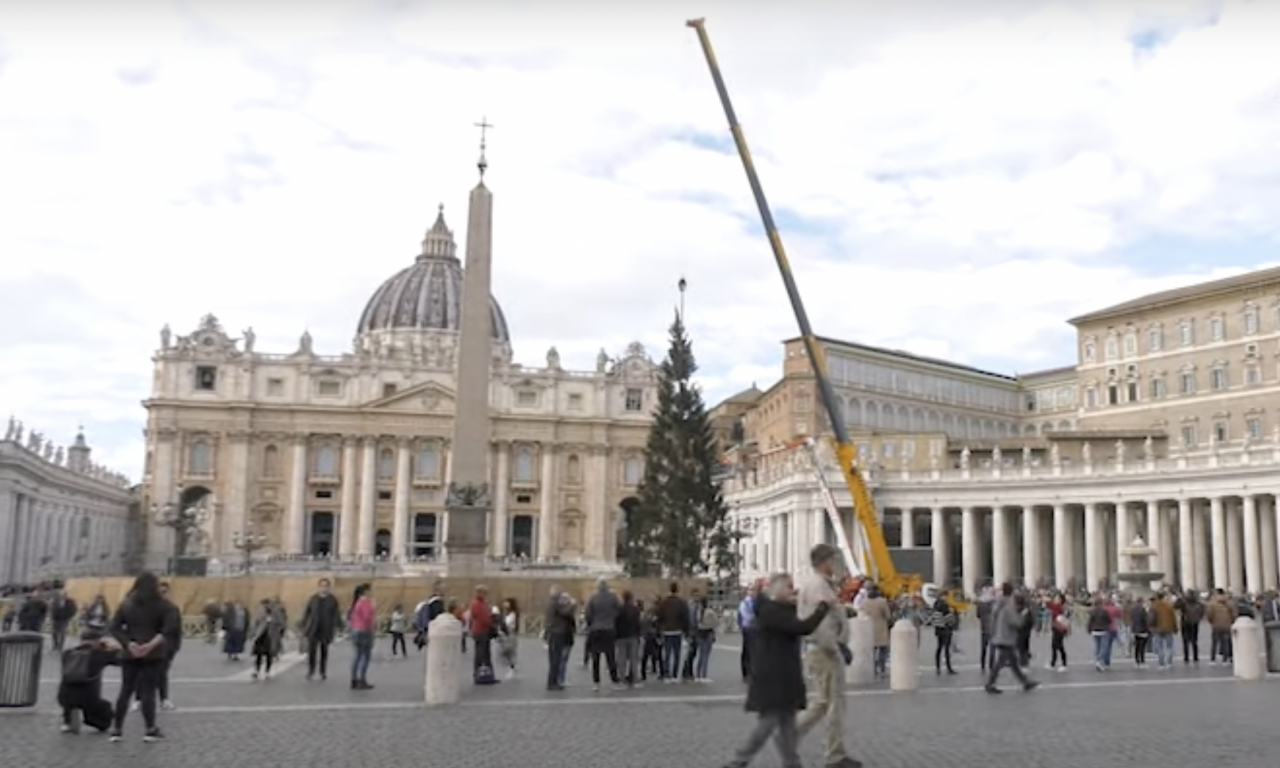 NOVOGODIŠNJA JELKA od 28 METARA stigla u Vatikan: Ima samo JEDAN UKRAS, a evo šta će biti sa njom NAKON PRAZNIKA