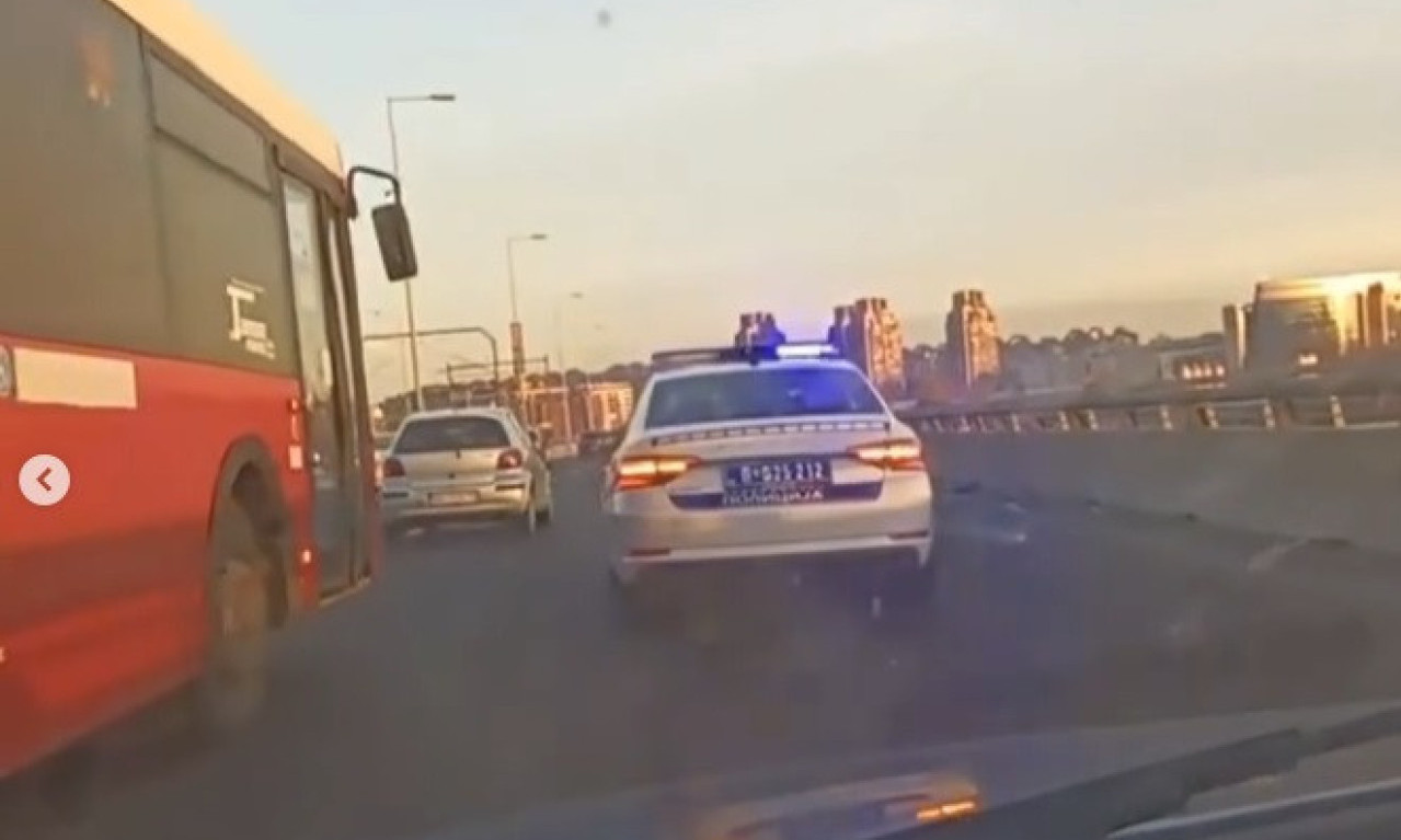 OGROMAN KAMEN RAZNEO 4 AUTOMOBILA NA MOSTU NA ADI! Krš, lom i gume po asfaltu - samo čudo je spasilo živote!