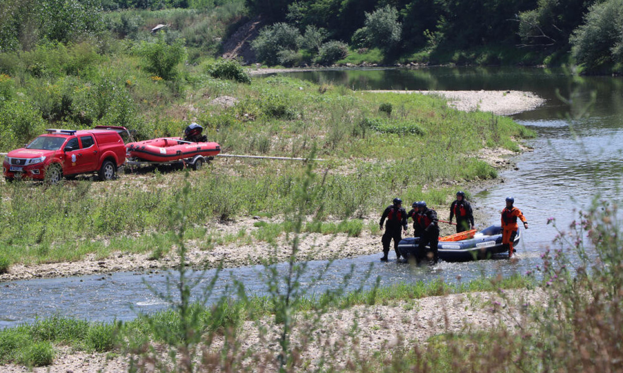 DEČAK (6) I OTAC SE UDAVILI U MORAČI: Očevici tvrde da su NAMERNO automobilom SLETELI U REKU