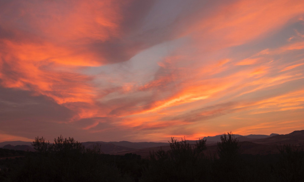 Izgleda MAGIČNO, a umetnik je PRIRODA: Užareno NEBO IZNAD UŽICA je nešto što NISTE VIDELI do sada (FOTO)