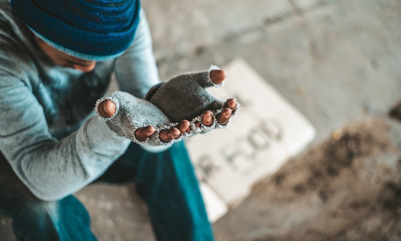 "JA SAM GLADAN": Pretili mu ubistvom, a zatim ga naterali da prosi za njih!