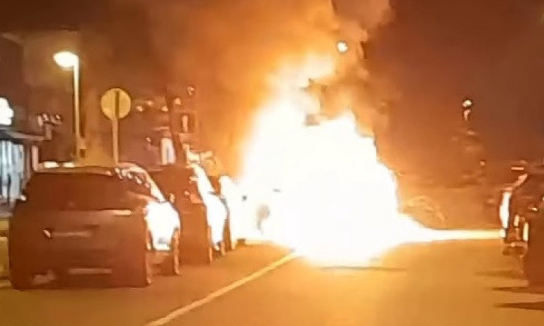 ZAPALIO SE AUTO NA NOVOM BEOGRADU: Vatra BUKNULA nasred ulice, vozilo potpuno IZGORELO