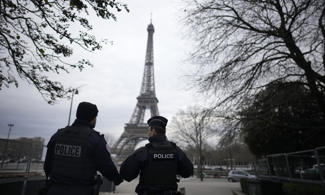 HAOS U PARIZU! Muškarac izrešetao DVOJICU POLICAJACA nakon što im je oteo PIŠTOLJ u stanici