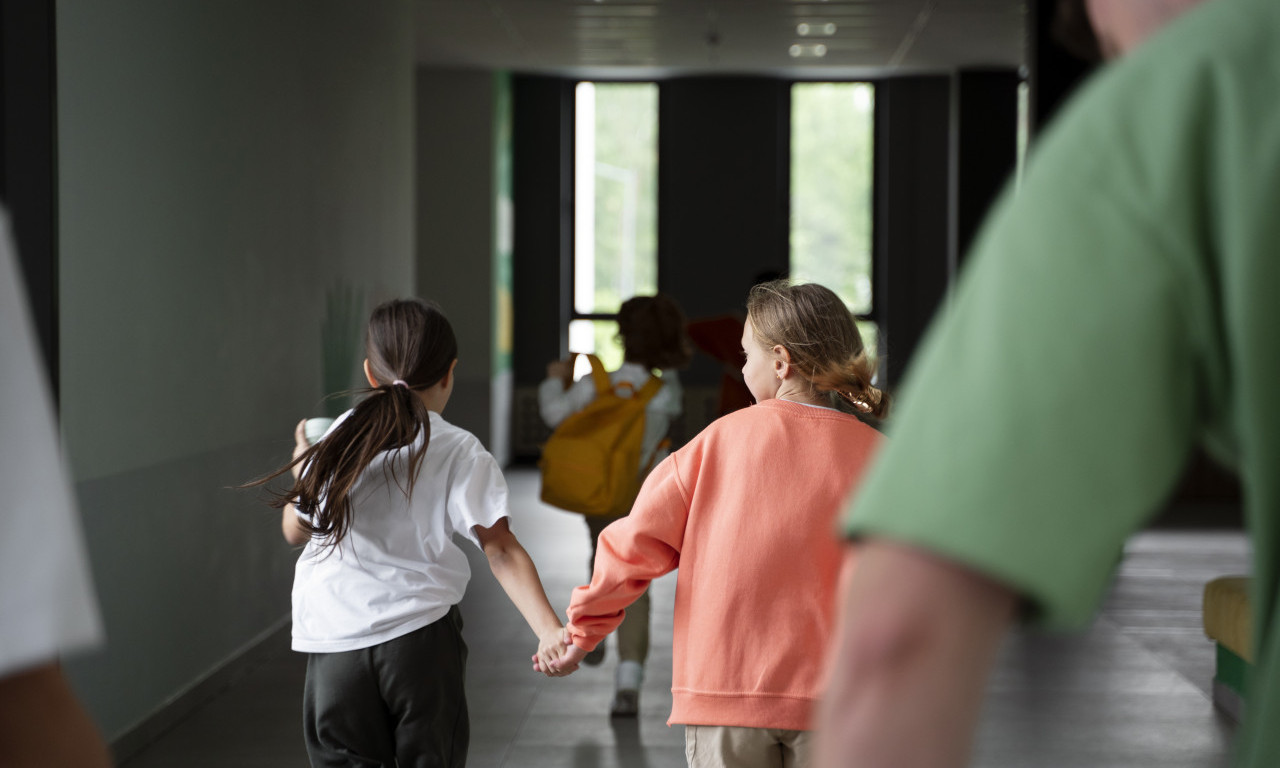 DOJAVA O BOMBI U BEOGRADSKOJ OSNOVNOJ ŠKOLI Deca hitno evakuisana