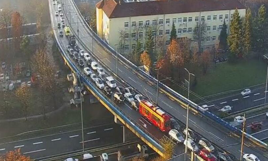 OPREZNO, ali i sa STRPLJENJEM! Klizavi putevi i jutarnji ŠPIC u Beogradu - na ovim mestima su najveće GUŽVE