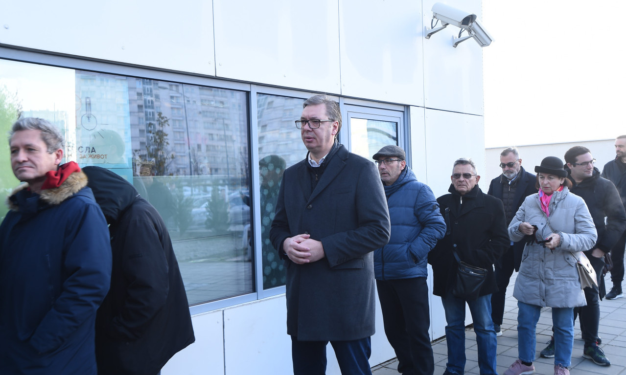 (FOTO) Predsednik Srbije čeka red da GLASA: Vučić na BIRAČKOM MESTU