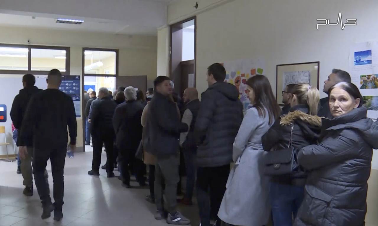 Ogromne gužve na BIRAČKOM MESTU u Rači: Građani sa KiM glasaju u VELIKOM BROJU