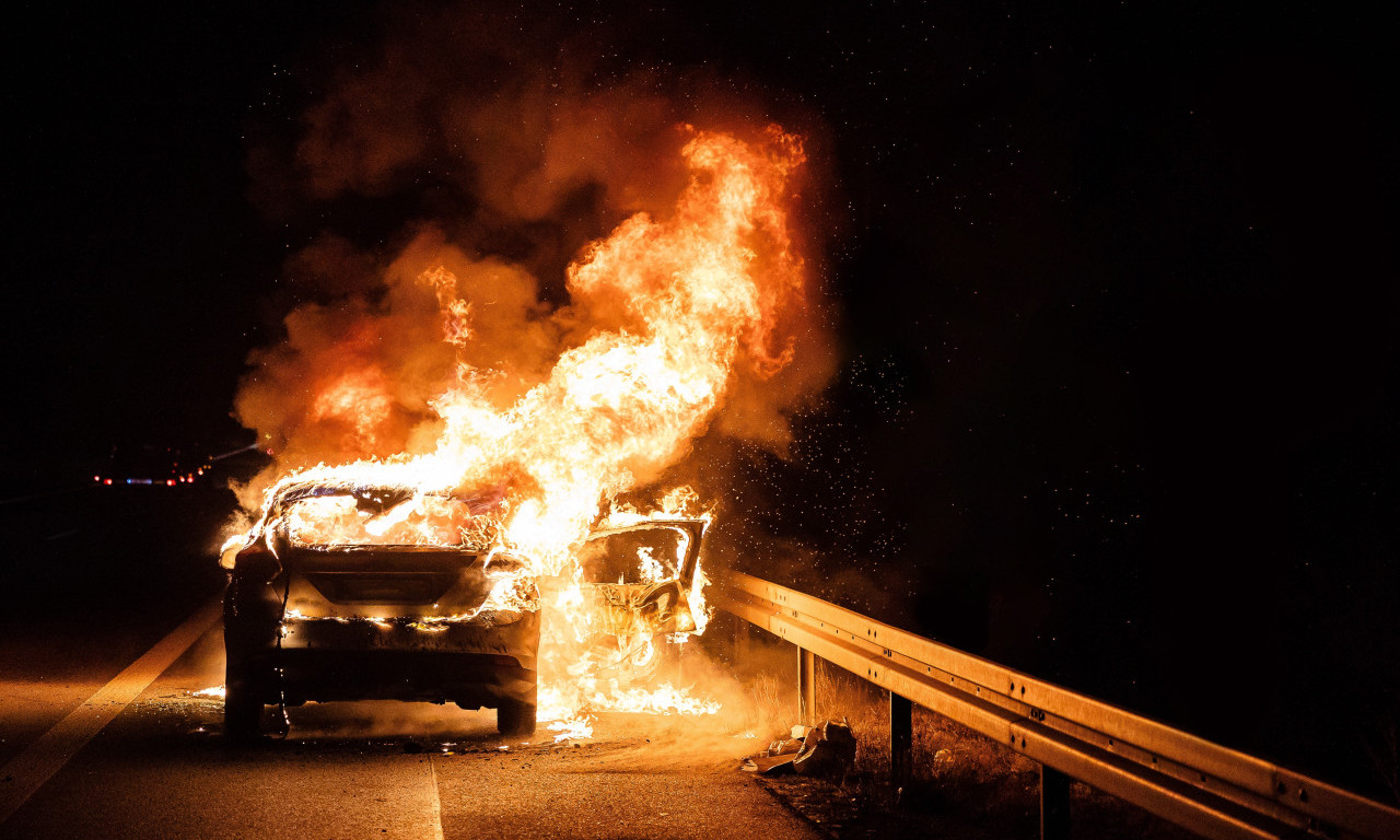 GORI AUTOMOBIL KOD "ARENE" Haos na putu, momentalno se stvorio kolaps (FOTO)