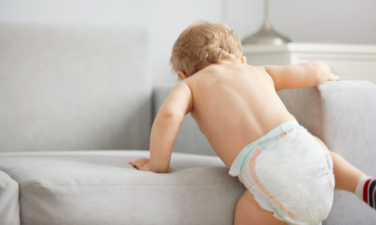 ČOVEK PRONAŠAO BEBU PORED KANTE ZA SMEĆE! Mislio da je životinja, prišao je i VIDEO NOGE KOJE SU BILE PLAVE OD HLADNOĆE