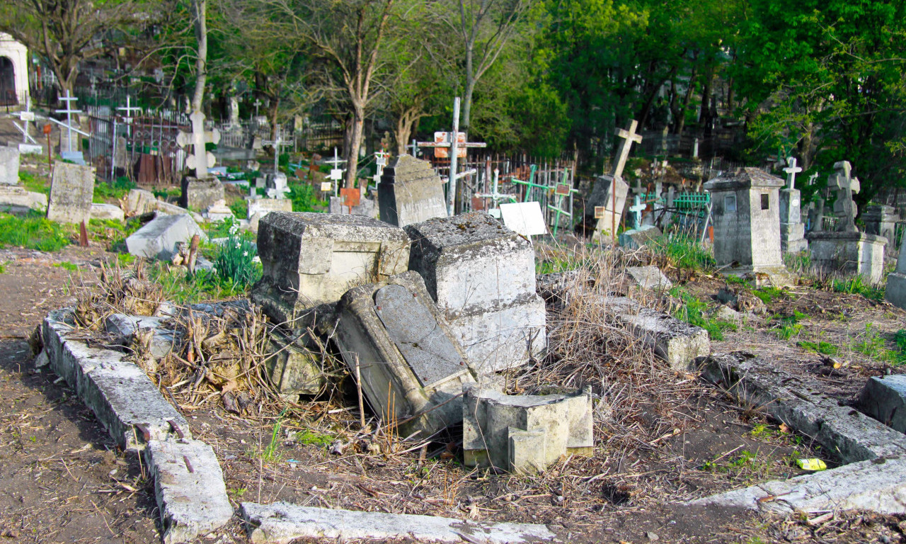 HRVATIMA SMETAJU I NADGROBNE PLOČE NA SRPSKIM GROBLJIMA Sporne one postavljene od maja 1990.