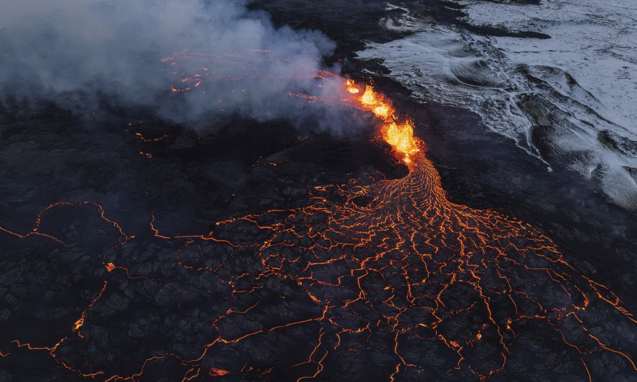 Prizor koji OSTAVLJA BEZ DAHA! Evo kako iz vazduha izgleda ERUPCIJA VULKANA na Islandu: Lava kulja, trajaće MESECIMA?