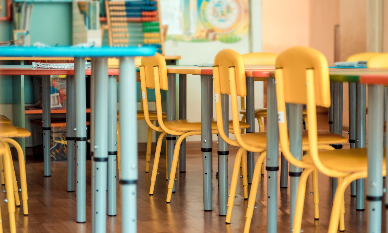 SA NOŽEM SE POJAVIO ISPRED VRTIĆA! Deca gledala zastrašujuć prizor! Panika u Sisku