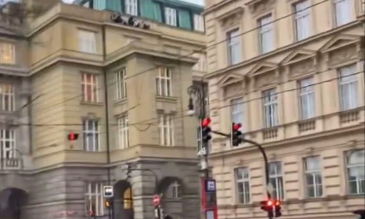 POTRESNI VIDEO iz Praga! STUDENTI se od napadača SAKRILI NA JEZIVOM MESTU