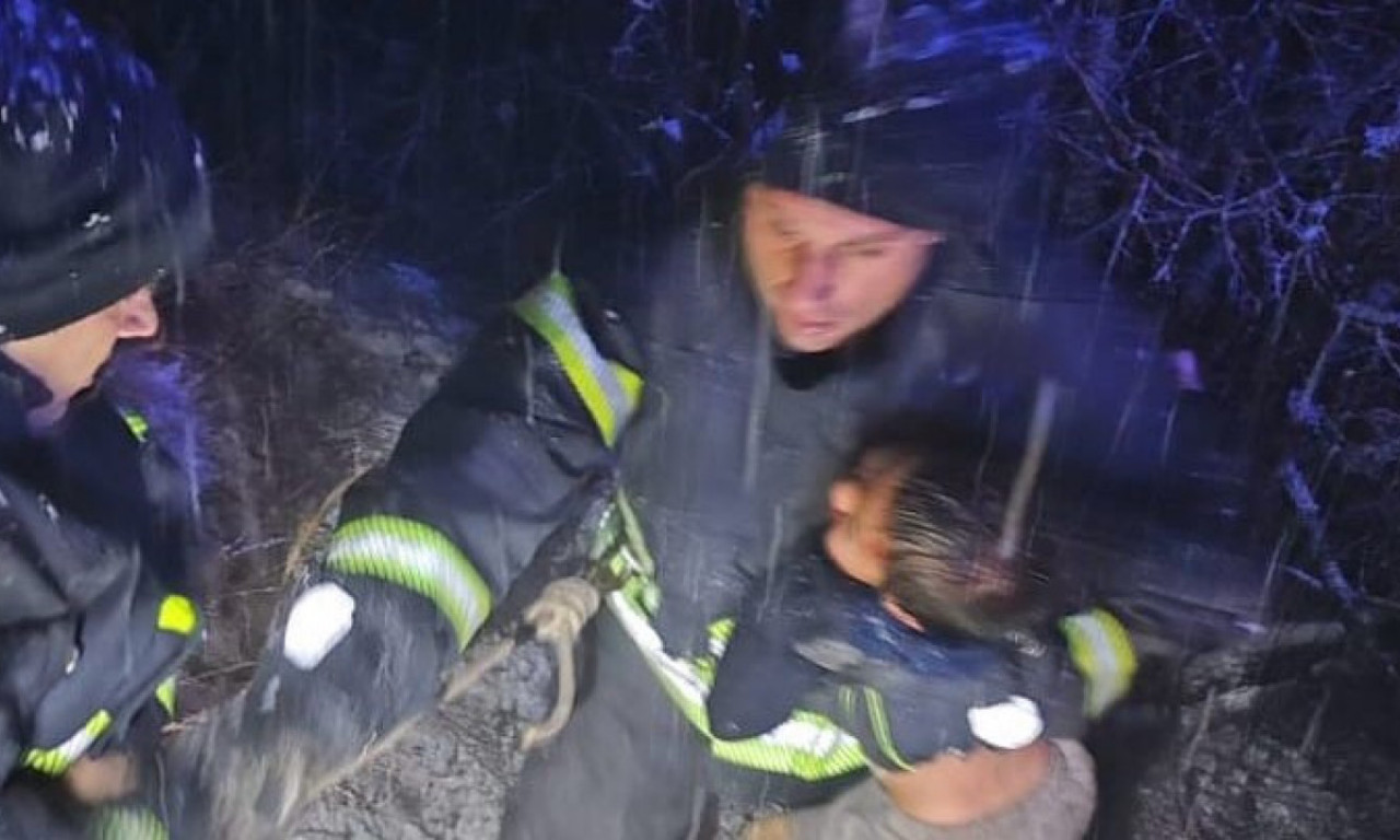 UŽAS KOD NOVOG PAZARA! Porodica sa DETETOM sletela u KANJON IBRA, vatrogasci ih izvlače iz PROVALIJE (FOTO)