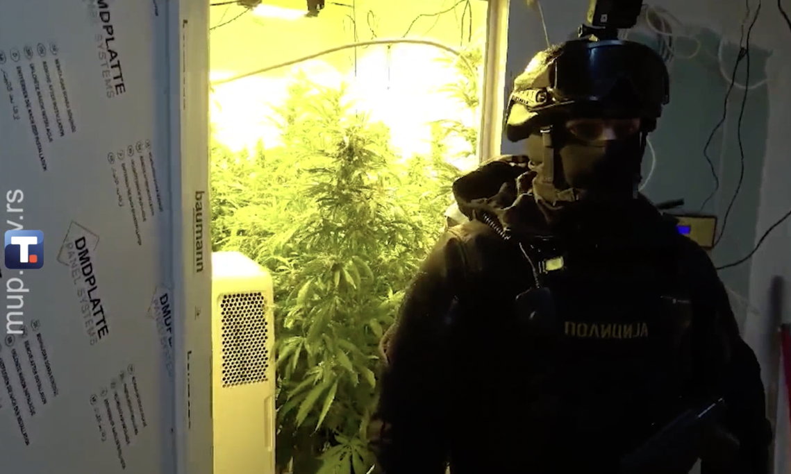 OTKRIVENA LABORATORIJA DROGE NA DEDINJU! Pogledajte AKCIJU POLICIJE koja je upala u KUĆU i uhapsila DVOJE (VIDEO)