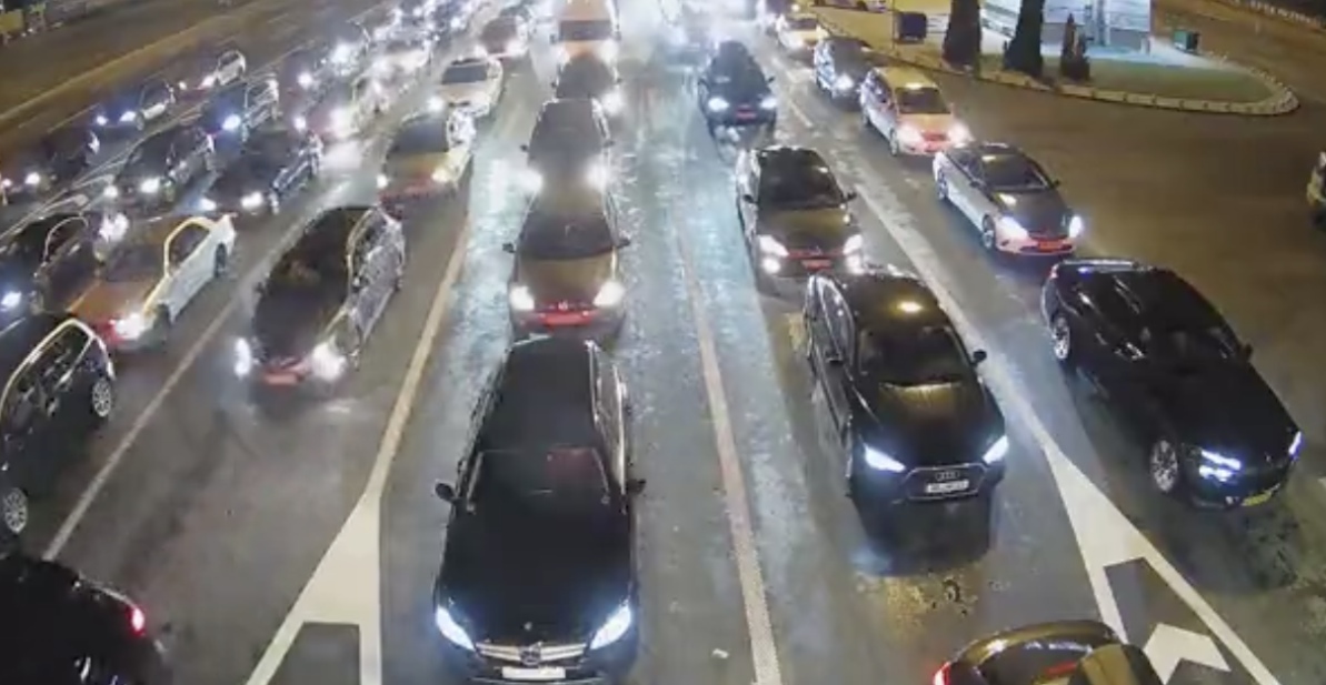 SAOBRAĆAJNI KOLAPS NA GRANICI SRBIJE I CRNE GORE: Kilometarske kolone, niko ne zna šta se dešava (VIDEO)