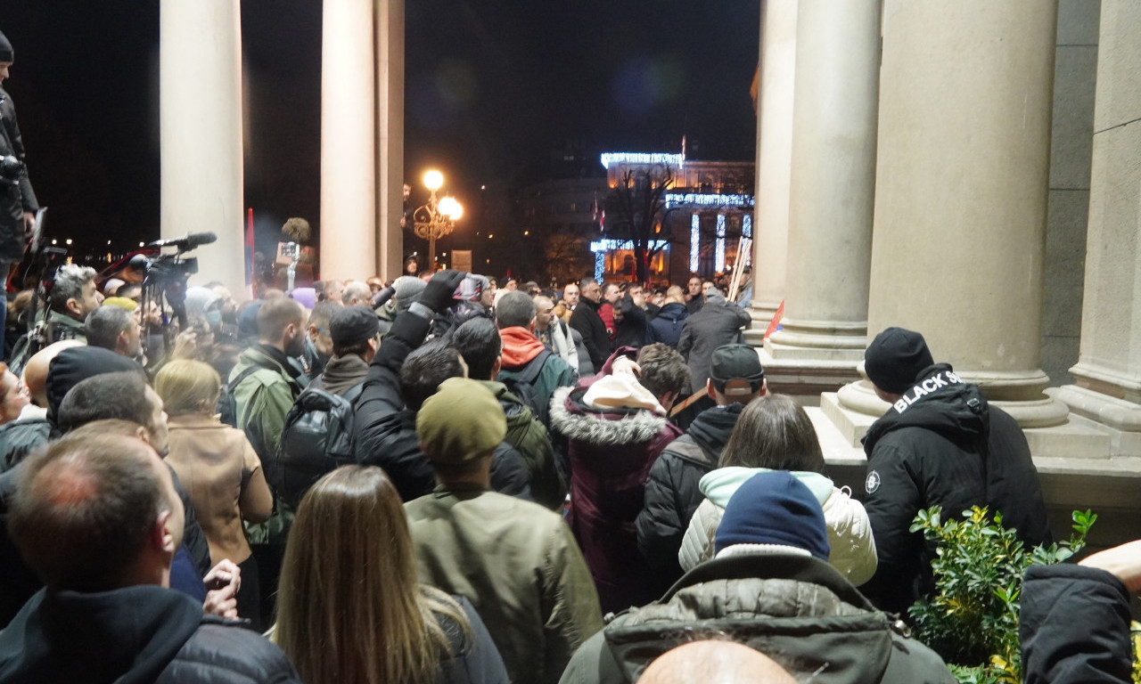 Pristalice koalicije "Srbija protiv nasilja" nastavljaju VEČERAS protest ispred Skupštine Beograda