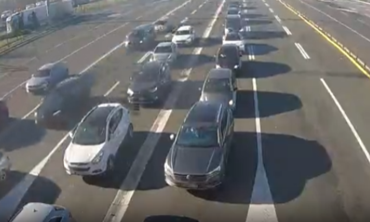 VEĆE GUŽVE NA PUTEVIMA SE TEK OČEKUJU Na graničnim prelazima prohodno, jedna kategorija vozila ipak čeka