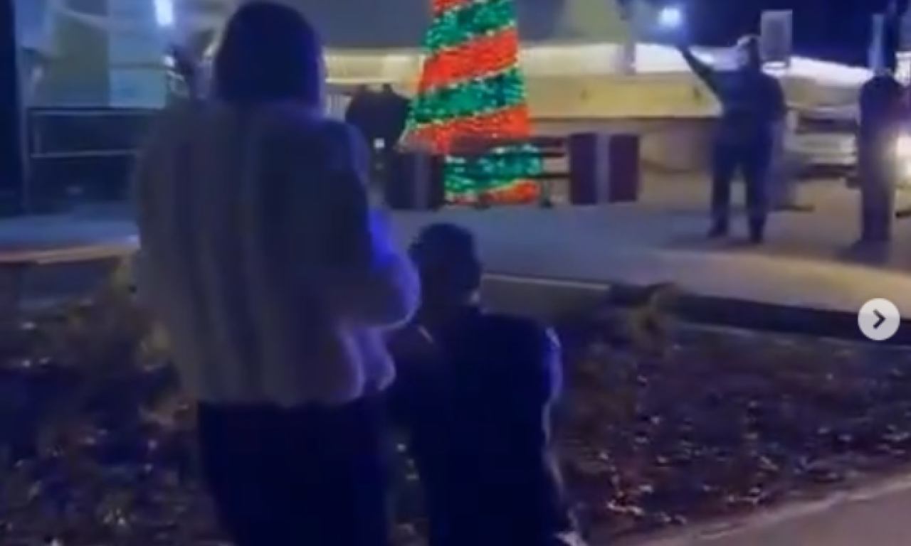 KAKAV ČAROBAN MOMENAT I TRENUTAK! Mladić u ponoć na Avali zaprosio devojku, pomogle mu KOLEGE VATROGASCI - SPEKTAKL