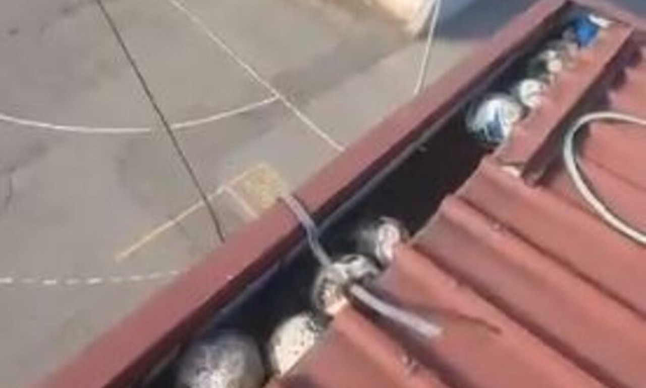 HIT SNIMAK IZ ARILJA! Popeo se na krov škole da reši problem, A ONDA NAŠAO 19 LOPTI! (VIDEO)
