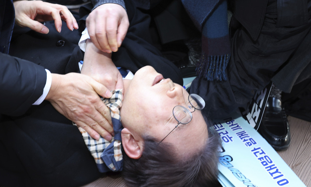 Pokušaj ATENTATA u Južnoj Koreji! Opozicionog lidera napadač UBO U VRAT (UZNEMIRUJUĆI VIDEO)