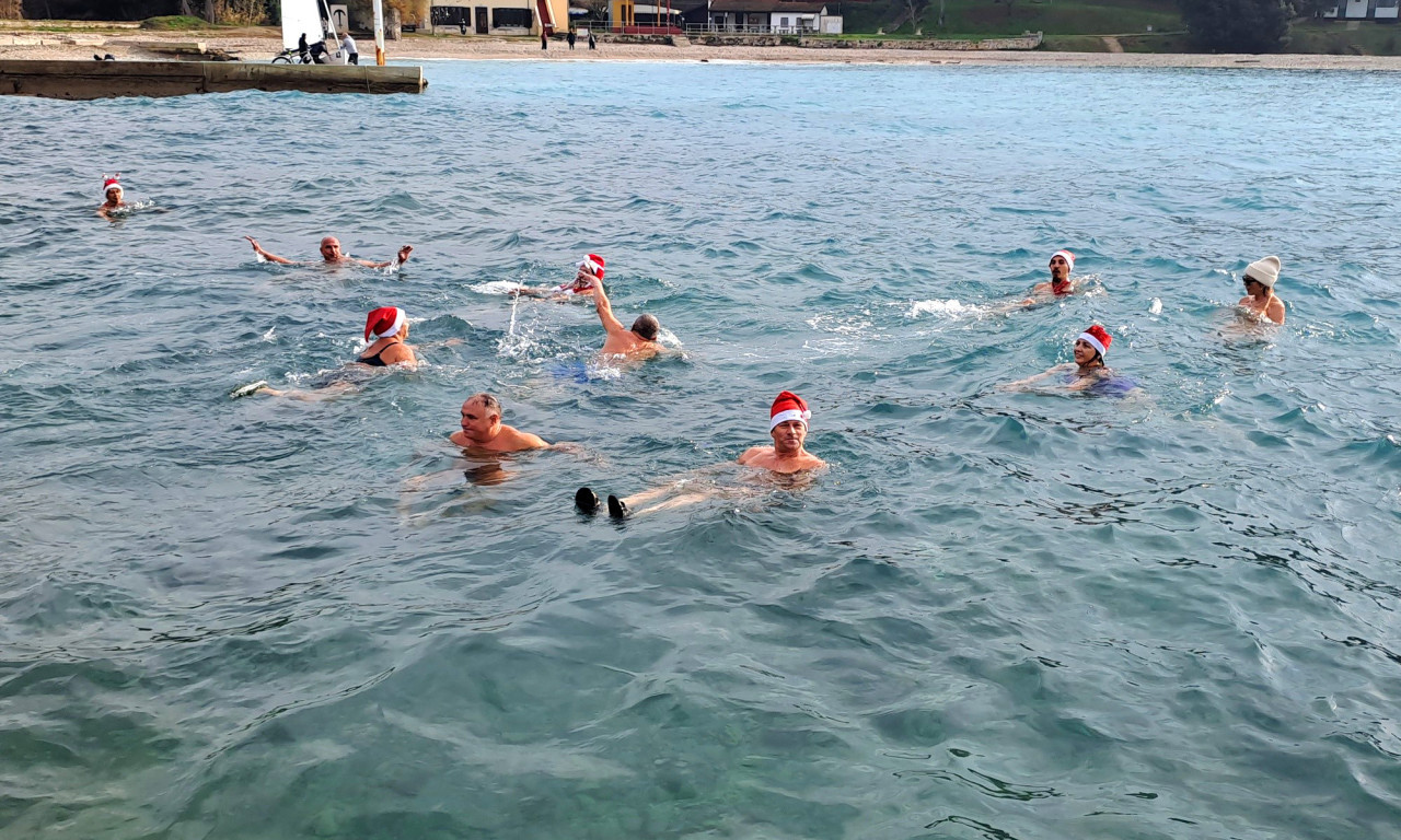 Božićne kapice i ŠAMPANJAC, pa PRAVAC U VODU! Nova godina širom JADRANA proslavljena KUPANJEM U MORU