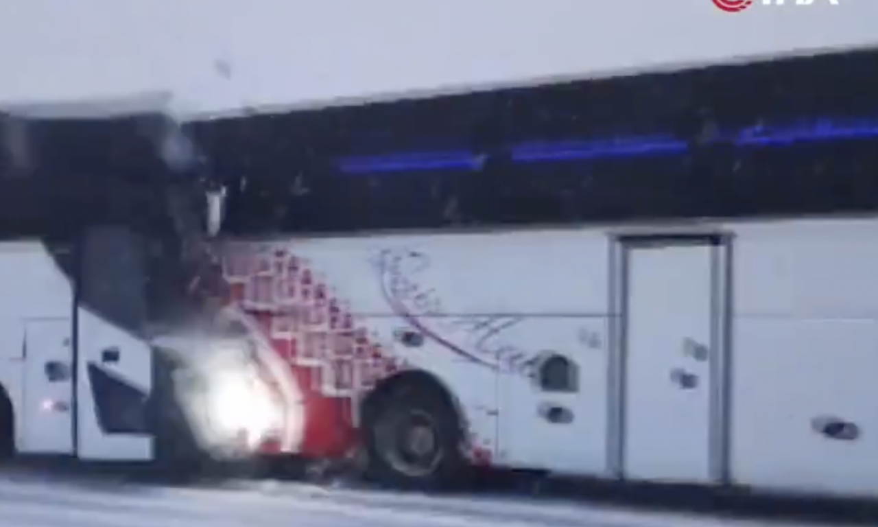 Pogledajte SNIMAK JEZIVE NESREĆE U TURSKOJ! U LANČANOM SUDARU 2 autobusa i kamiona ima MRTVIH (VIDEO)