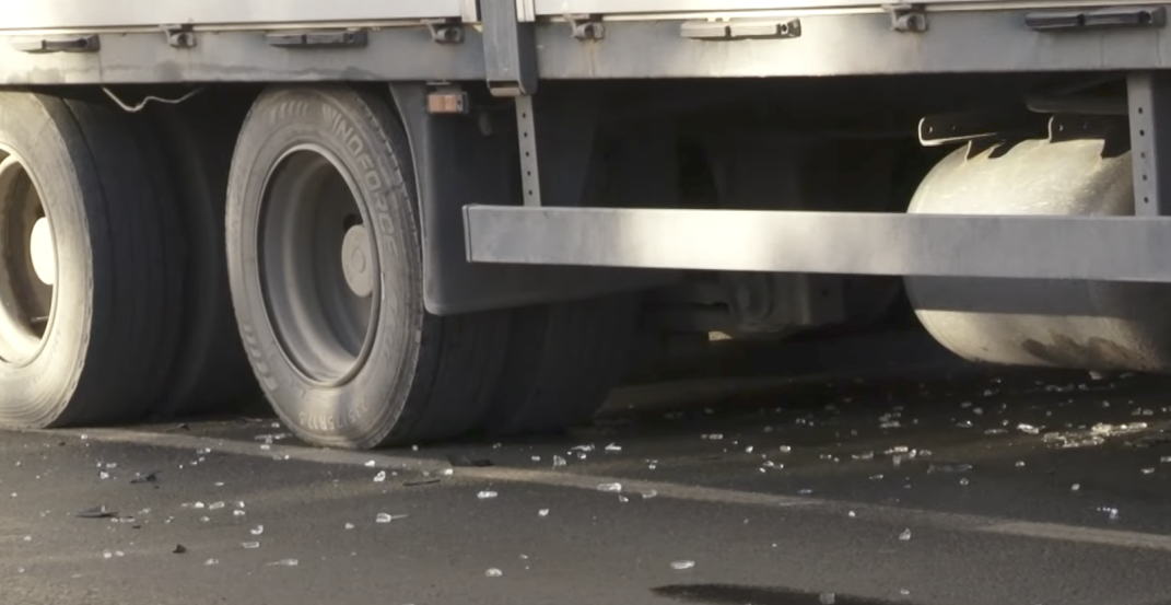 SUDAR KAMIONA NA PUPINOVOM MOSTU Srča rasuta širom puta! Stvaraju se ogromne gužve (VIDEO)