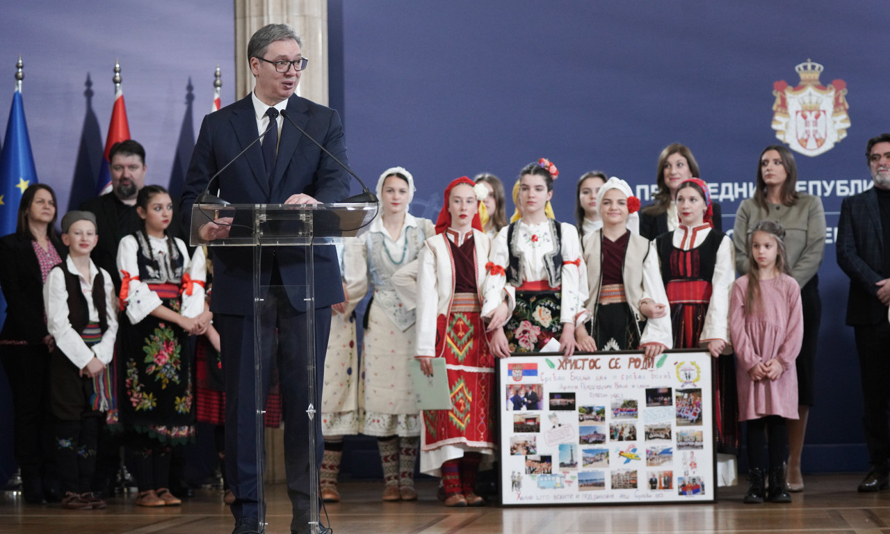 VUČIĆ uneo BADNJAK u PREDSEDNIŠTVO, pa ugostio SRPSKU DECU iz SEVERNE MAKEDONIJE: Mališani mu doneli POKLON