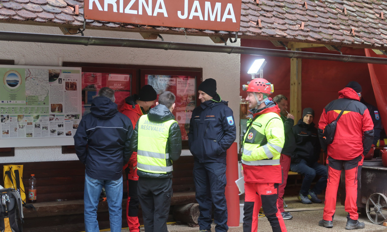 Evakuisani ljudi iz Križne jame u Sloveniji