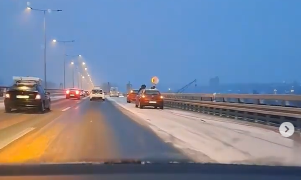 POTPUNI KARAMBOL NA PUTEVIMA! Sneg pravi kolaps, 8 vozila učetvovalo u SUDARU kod OSTRUŽNIČKOG MOSTA (VIDEO)