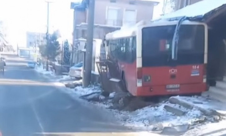Stravična NEZGODA u Ritopeku: Autobus SLETEO S PUTA, pa probio ogradu i ULETEO U DVORIŠTE kuće (VIDEO)