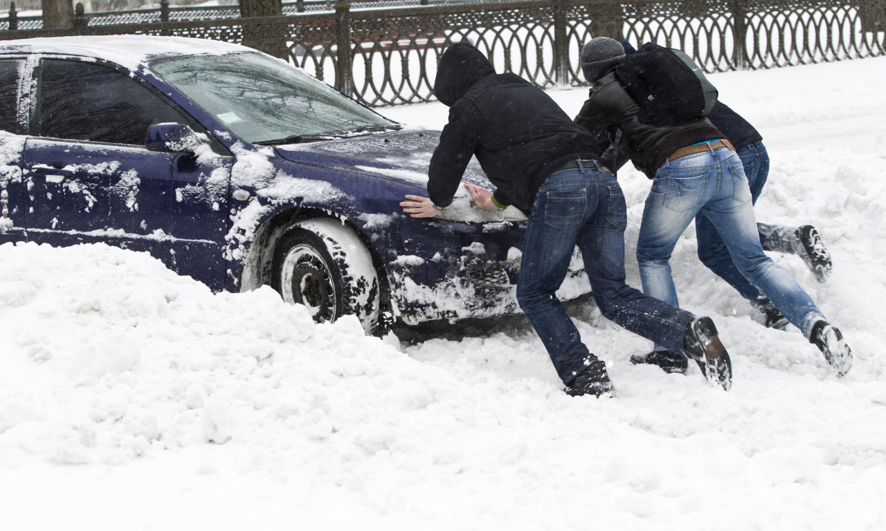 SNEG PARALISAO REGION Ljudi zaglavljeni u Hrvatskoj, saobraćaj obustavljen u Sarajevu - totalni kolaps na putevima