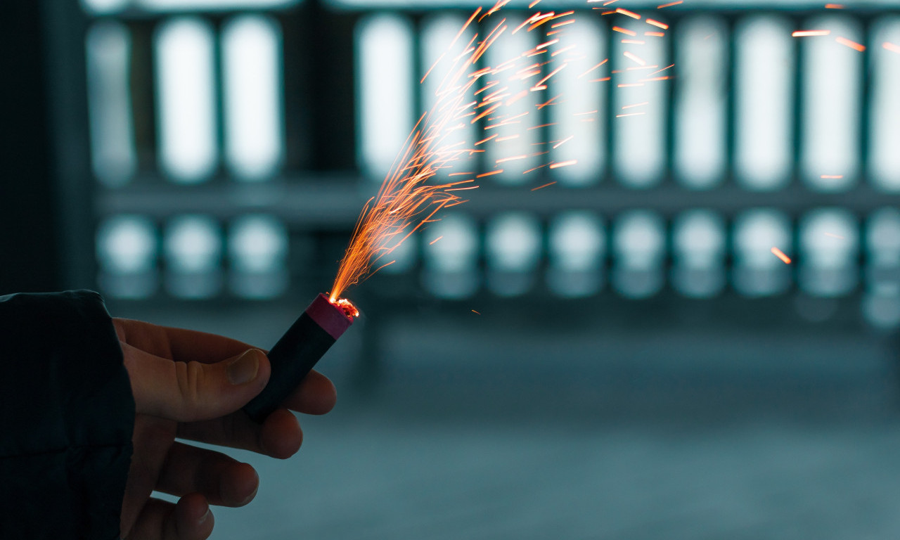 ČETVORICA SE IGRALA SA PETARDAMA I POVREDILI NOVOSAĐANKU NA TERASI Evo šta je saopštila policija