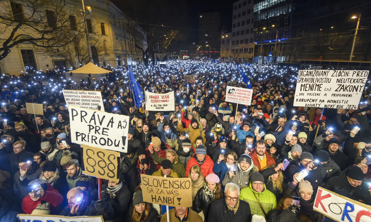 HAOS u SLOVAČKOJ: Protest hiljada građana koji se protive  zatvaranju SPECIJALNOG TUŽILAŠTVA (FOTO)