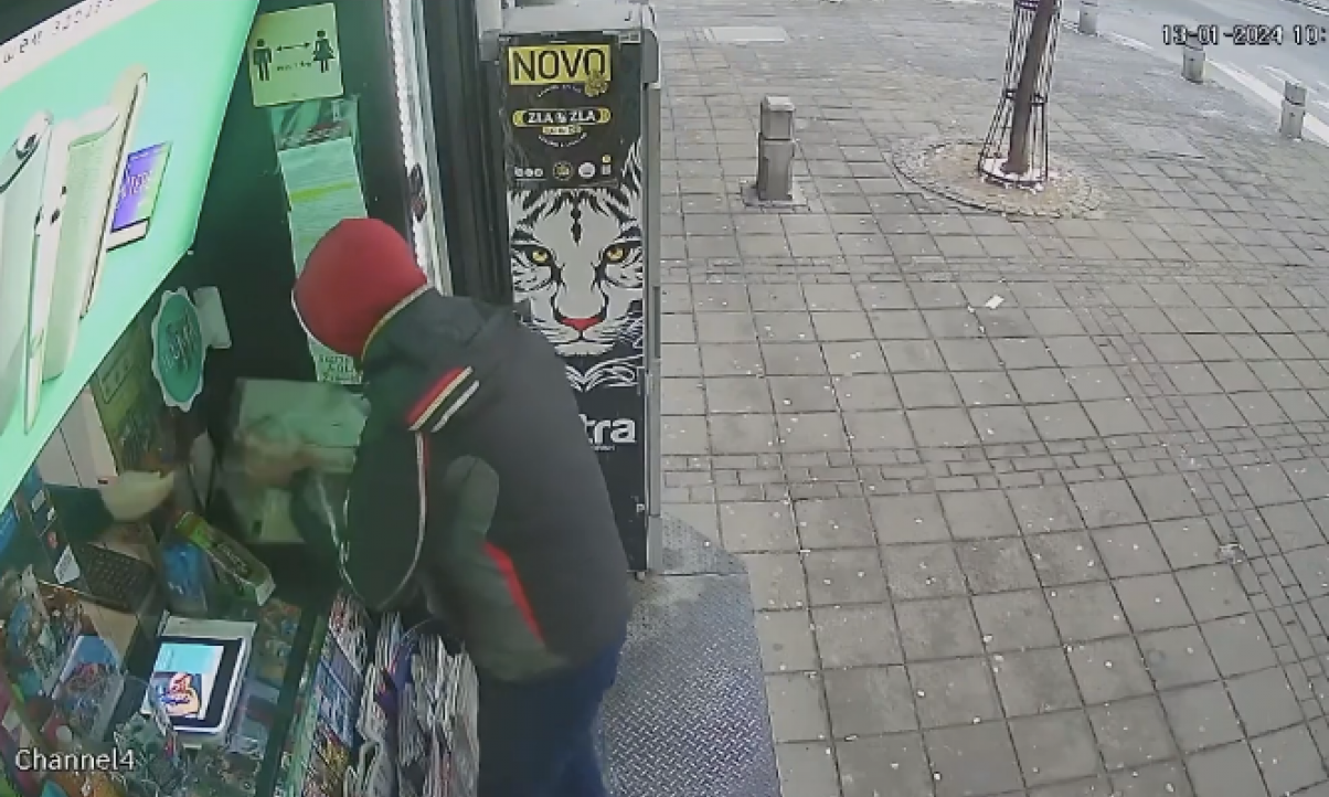 NIŠTA IM NIJE SVETO! Muškarac ukrao kutiju sa DONACIJAMA CRKVI, pogledajte snimak SRAMNE PLJAČKE na Vračaru (VIDEO)