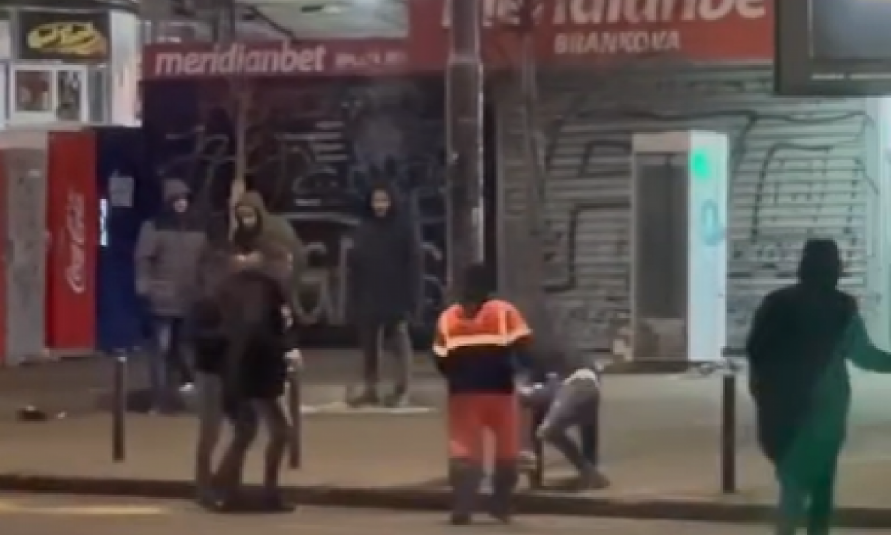 TINEJDŽERI šutirali RADNIKA GRADSKE ČISTOĆE u centru Beograda: Evo šta je BIO UZROK SUKOBA