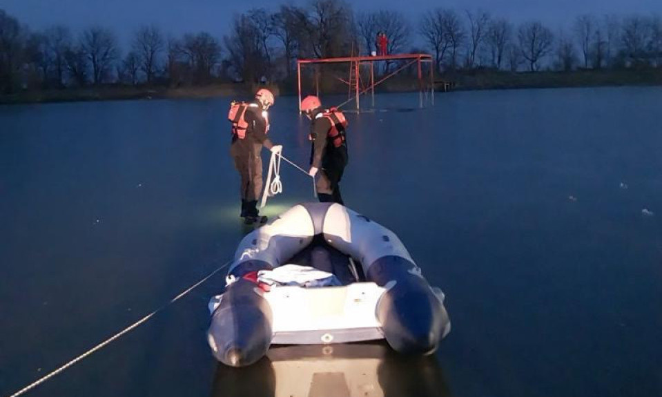 NEZGODA KOD SOMBORA! Dve devojčice upale ZALEĐENO JEZERO (FOTO)