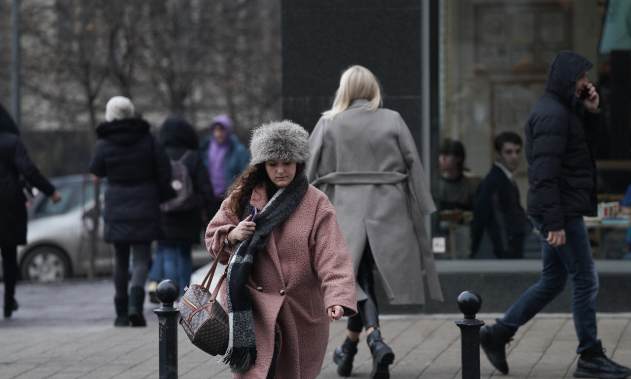 DEVOJKA U BEOGRADU NAPADNUTA ZBOG ZiMSKE KAPE: Sela u kafić, a onda se pojavio nepoznat čovek, razlog je bizaran (FOTO)